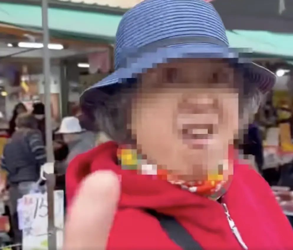 ▲罷免羅明才團體在市場宣傳遇到紅衣女鬧場。（圖／翻攝自拔羅波｜罷免羅明才臉書）