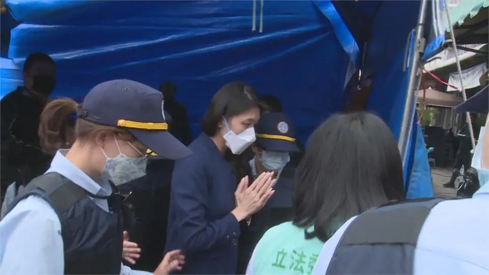 ▲嘉義市議員戴寧2022年4月8日獲准參加父親戴建三告別式，全程無手銬、腳鐐。（圖／翻攝畫面）