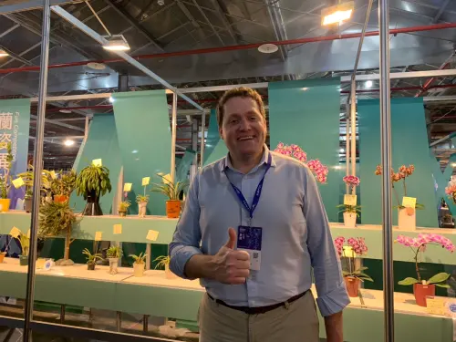 ▲美國在台協會高雄分處處長張子霖上午偕家人前往參觀蘭展。(圖/台南市府提供) ▲美國在台協會高雄分處處長張子霖上午偕家人前往參觀蘭展。(圖/台南市府提供)