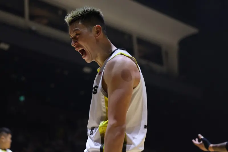 ▲新北國王今(9日)在東亞超級聯賽對上琉球黃金國王，爭奪本季的季軍，末節國王最多落後到6分，靠著讀秒階段林書豪助攻給蘇士軒投進致勝外線，終場國王以84：80逆轉比賽。（圖／新北國王提供）