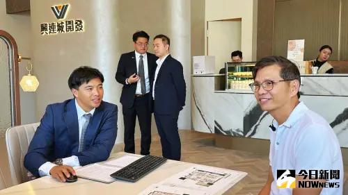 ▲興連城開發總經理周惠賓(右),今天也親自檢查一日店長吳念庭(左)的帶看流程。(圖/記者陳美嘉攝,2025.03.09) ▲興連城開發總經理周惠賓(右),今天也親自檢查一日店長吳念庭(左)的帶看流程。(圖/記者陳美嘉攝,2025.03.09)
