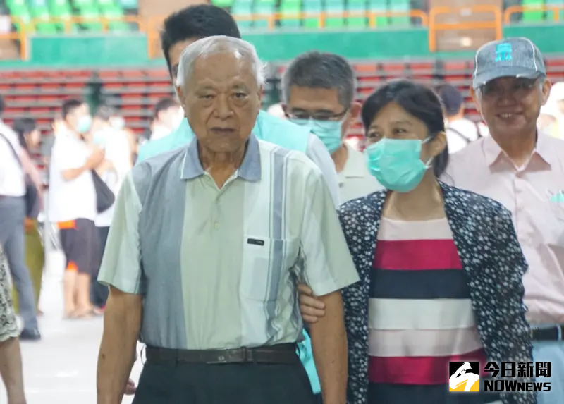 ▲柯文哲的父親柯承發（左）、胞妹柯美蘭（右）2020年時曾一同出席民眾黨慶。（圖／資料照片）