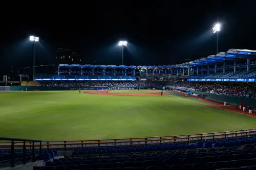 中職／外國球迷有多失控？裸露、不雅動作全收錄　網喊：進黑名單
