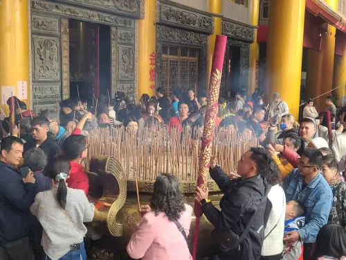▲三陽玉府天宮常能看到信眾拿著超巨大香柱。（圖／翻攝三陽玉府天宮-龍井天公廟臉書）