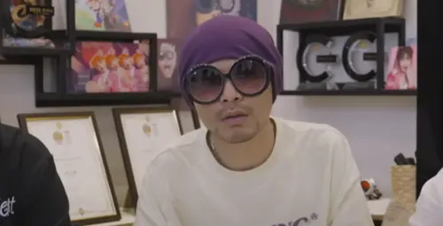 ▲大馬歌手黃明志（如圖）近期捲入謝侑芯猝逝案，還被驗出4種毒品陽性反應。（圖／NameweeYouTube）