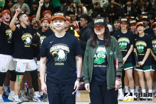 ▲HBL年度最佳教練由松山高中教練葉韋喬(左)、北一女中教練駱燕萍(右)獲獎。(圖/記者葉政勳攝 , 2025.03.09) ▲HBL年度最佳教練由松山高中教練葉韋喬(左)、北一女中教練駱燕萍(右)獲獎。(圖/記者葉政勳攝 , 2025.03.09)