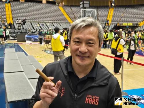 ▲黃萬隆曾自嘲自己摔壞許多戰術板，他的許多子弟兵也坦言對他又畏又懼，在場上做什麼都不敢馬虎、態度不能隨便（圖／記者黃建霖攝）