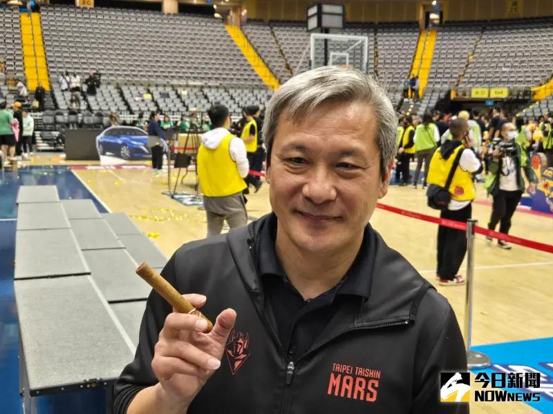 ▲「松山教父」黃萬隆今（9）日也特別到場，慶祝松山高中隊史第7冠，並向新任教練葉韋喬送上勝利雪茄。（圖／記者黃建霖攝）