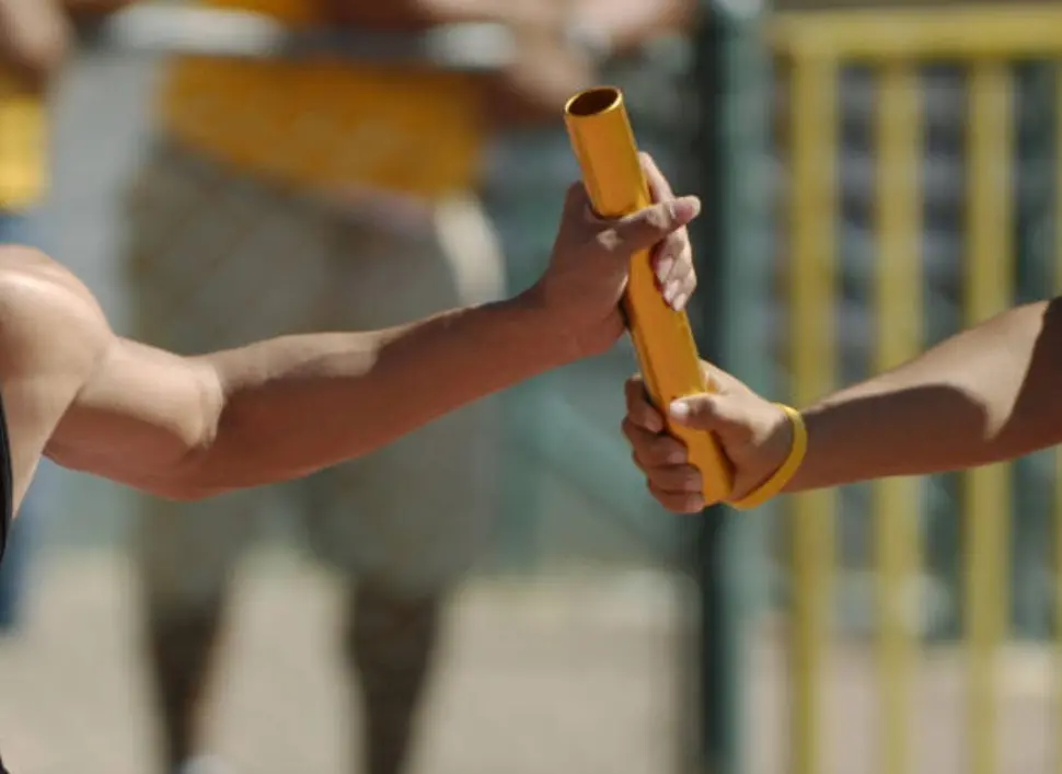 ▲接力棒竟成為攻擊工具，美國女高中生在接力賽中彎道超車對手，遭對手拿接力棒往後腦勺棒打成腦震盪。示意圖。（圖／擷取自Pixabay）