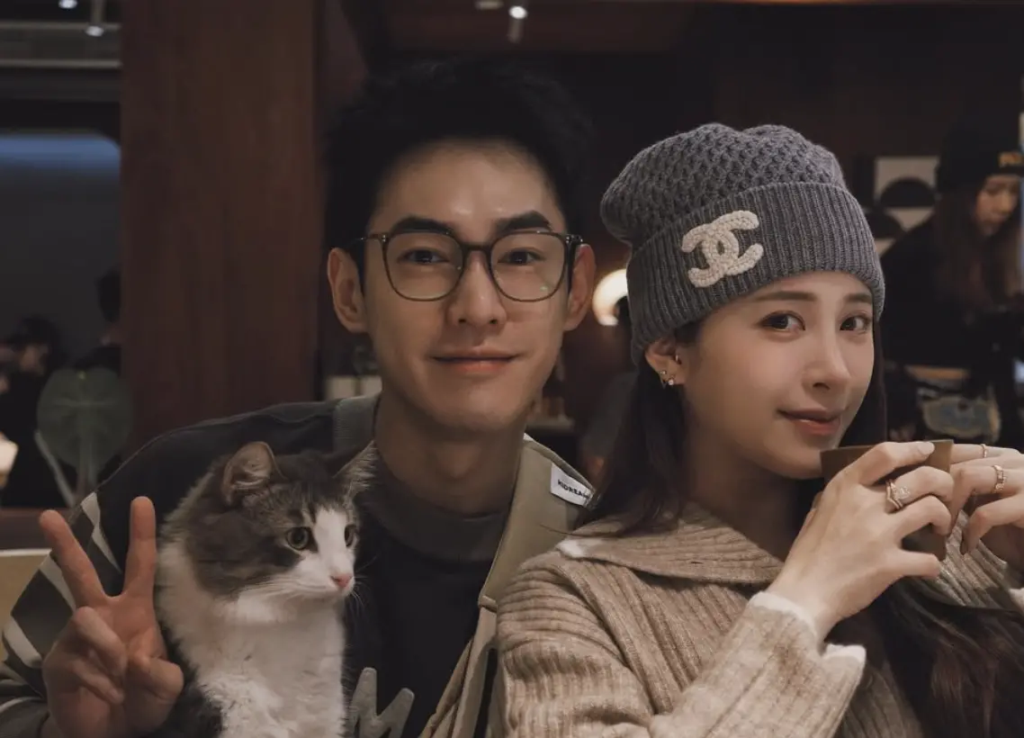 ▲歐陽妮妮（右）與老公張書豪（左）今年4月搬到中國杭州定居，日前夫婦倆被目擊帶著兒子現身台北松山機場，歐陽龍與傅娟也同行，看似是要送一家3口離台，三代同堂的同在畫面相當溫馨。（圖／翻攝自張書豪IG）