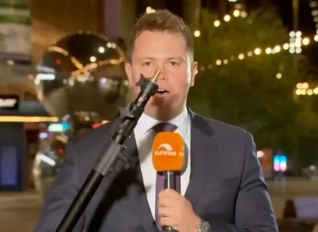 ▲澳媒記者在現場連線準備談到犯罪率升高問題，攝影團隊燈具竟當場被偷走。（圖／翻攝自Ｘ）