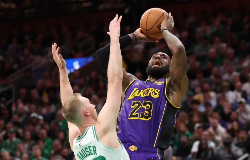 ▲LeBron James昨戰面對強敵塞爾提克，末節遭遇腹股溝傷勢提早退場，預期將缺席數周賽事。（圖／美聯社／達志影像）