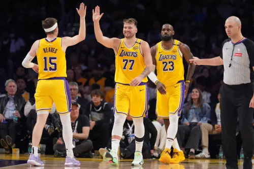 Luka Doncic(中)、Austin Reaves(左)將在LeBron James因傷缺陣下,扛起球隊進攻壓力。(圖/美聯社/達志影像) ▲Luka Doncic(中)、Austin Reaves(左)將在LeBron James因傷缺陣下,扛起球隊進攻壓力。(圖/美聯社/達志影像)