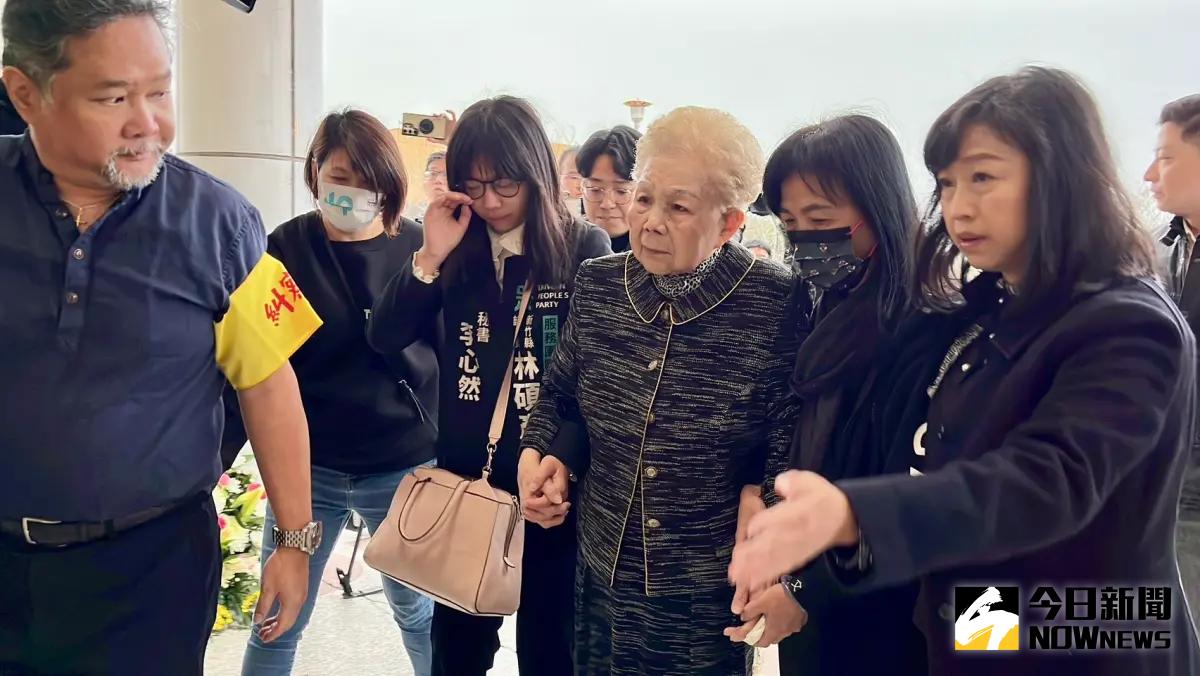 ▲民眾黨前主席的母親何瑞英提前到告別式現場送別丈夫柯承發。（圖／記者李政龍攝，2025.03.10）