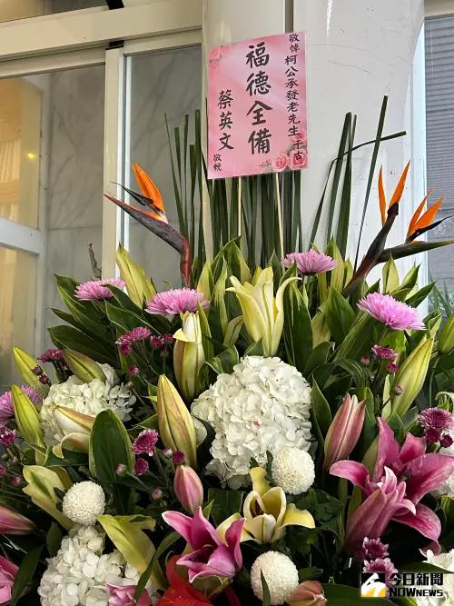 ▲前總統蔡英文也送花籃向柯爸爸致哀。（圖／記者林詠青攝，2025.03.10）