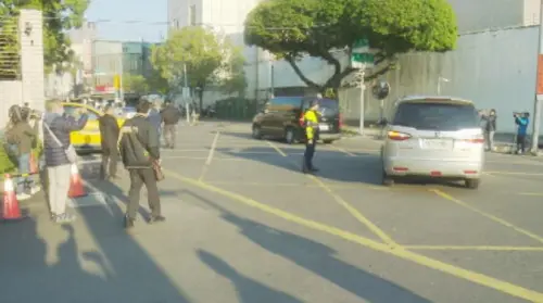柯奔喪3車押解畫面曝光 高規格4倍戒護人力 ▲柯文哲奔喪,北所和土城分局共派3輛車戒護(圖/翻攝畫面)