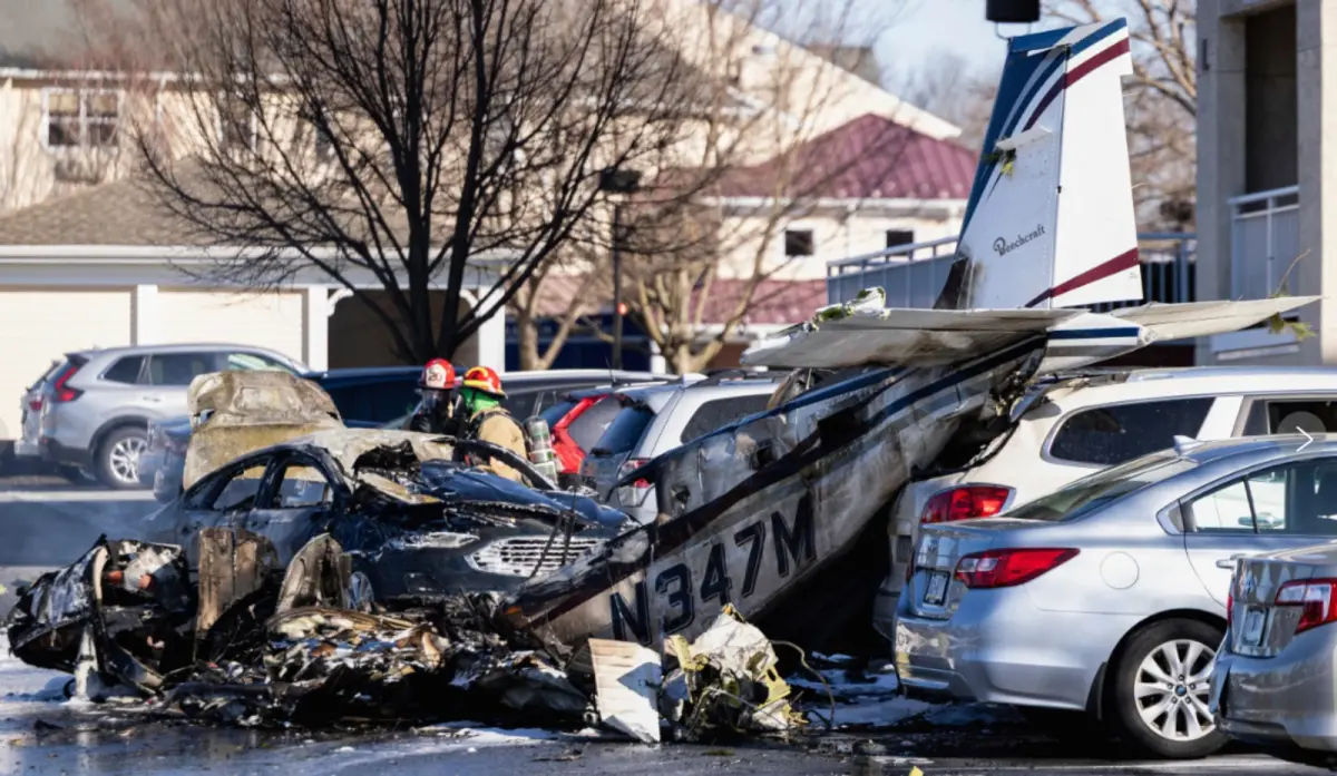 ▲美國賓州一處養老院，9日發生小型飛機墜毀在停車場的事故。（圖／美聯社）