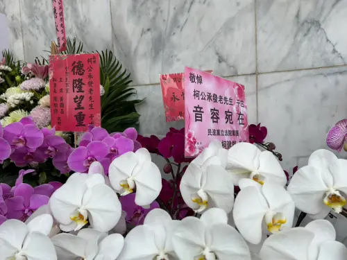 立法院民進黨團總召柯建銘送到柯爸告別式上的花籃 ▲立法院民進黨團總召柯建銘送到柯爸告別式上的花籃。(圖/記者林詠青攝)