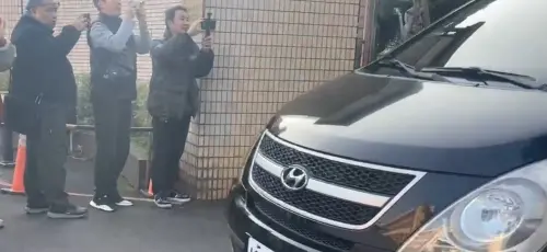柯奔喪有特權嗎?名人免銬慣例 戒護「素人」得搭小黃 ▲柯文哲奔喪,北所和土城分局共派3輛車戒護(圖/翻攝畫面)
