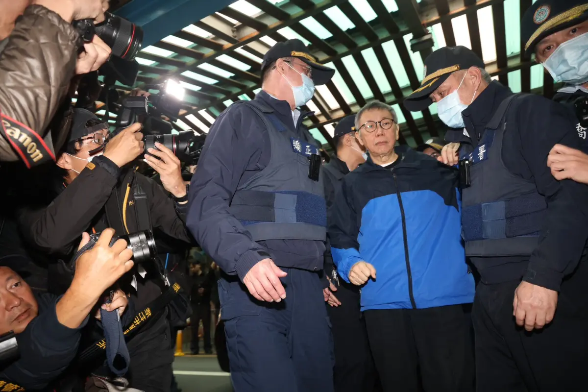 ▲台北看守所准許柯文哲戒護奔喪，柯文哲7時10分從台北看守所出發，原本預計8時10分抵達新竹，可因為塞車延遲。（圖／記者李政龍攝影）