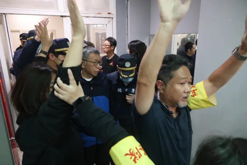 ▲柯文哲抵達柯爸告別式現場。（圖／記者李政龍攝影）