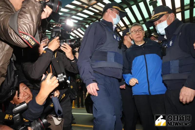 ▲稍早苗栗縣長鍾東錦抵達現場柯爸告別式。(圖/記者李政龍攝,2025.03.10)