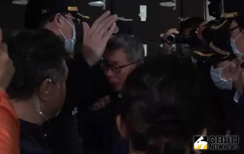 ▲柯文哲稍早離開告別式現場。(圖/NOWnews攝影中心) ▲柯文哲稍早離開告別式現場。(圖/NOWnews攝影中心)