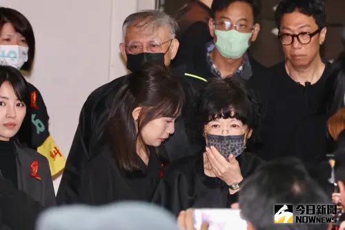 ▲柯文哲稍早離開告別式現場,陳佩琪哽咽大喊司法迫害。(圖/記者李政龍攝,2025.03.10) ▲柯文哲稍早離開告別式現場,陳佩琪哽咽大喊司法迫害。(圖/記者李政龍攝,2025.03.10)