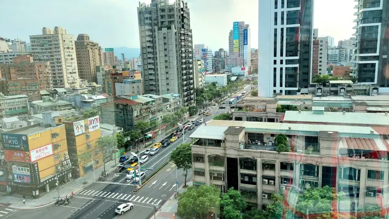 ▲板橋「馥華雲鼎」（右上角）屋主持有7年售出，帳面賺進2388萬元，成為新北2024最賺得億元豪宅。（圖／Google 評價）