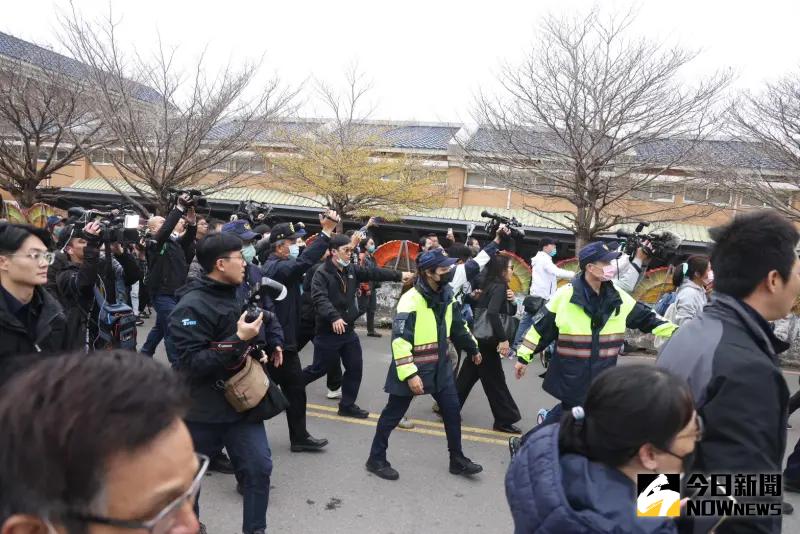 ▲柯文哲離開告別式現場回北所，不少小草追車喊加油。（圖／記者李政龍攝，2025.03.10）