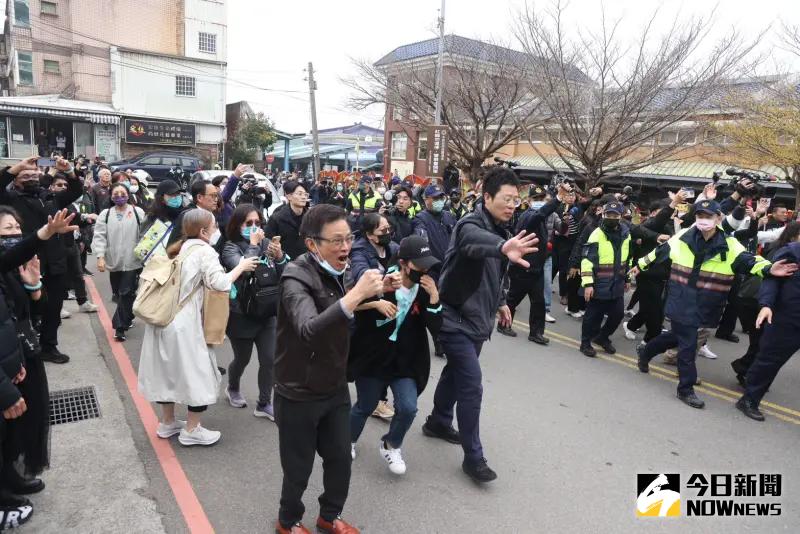 ▲柯文哲離開告別式現場回北所，不少小草追車喊加油。（圖／記者李政龍攝，2025.03.10）