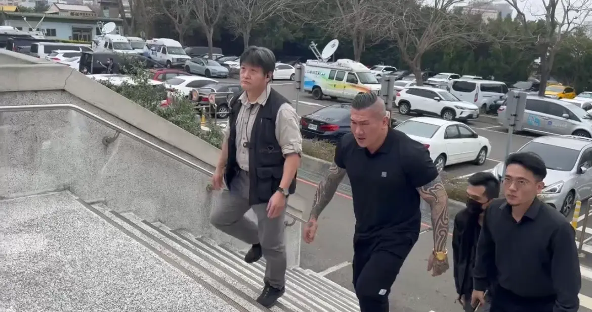 ▲館長陳之漢穿著全身黑抵達柯爸告別式。（讀者提供）