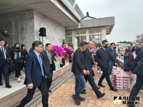 韓國瑜全程待完柯爸告別式!暖心原因曝光 「多陪一下表達哀悼」