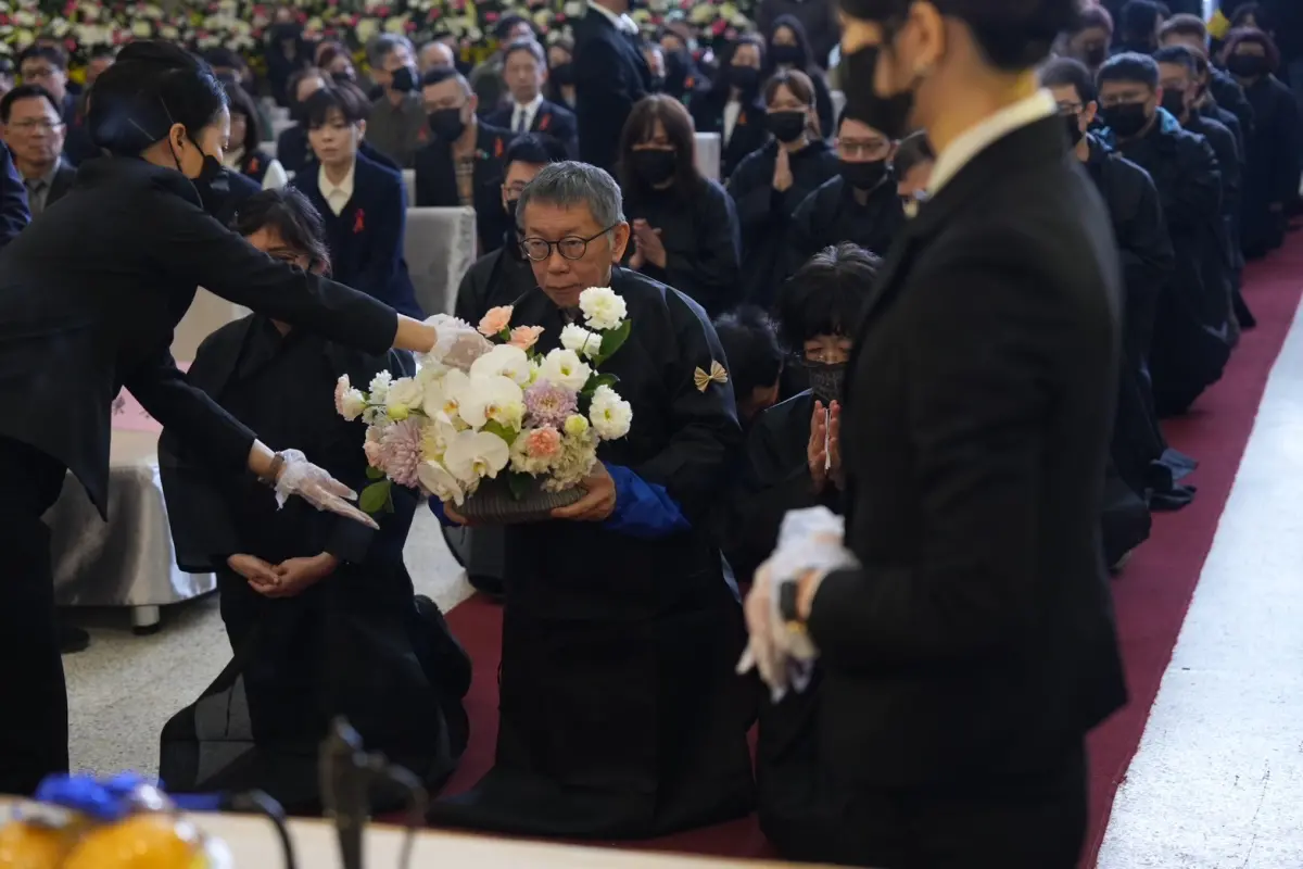 ▲柯文哲祭拜父親柯承發。（圖／民眾黨提供）