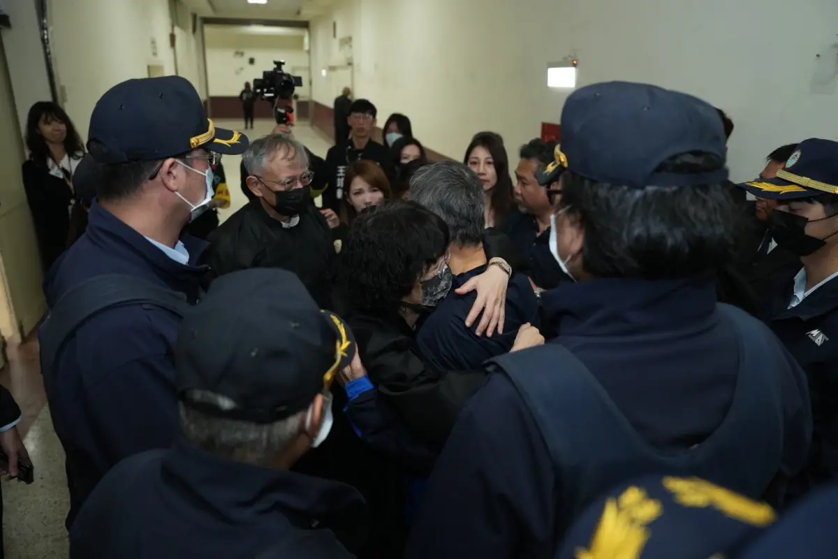 ▲柯文哲離開父親告別式，夫人陳佩琪緊緊擁別。（圖／民眾黨提供）