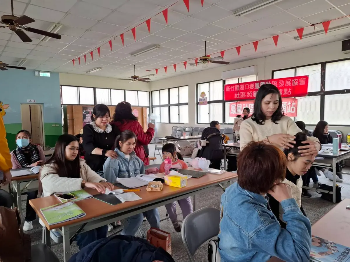 ▲新住民於新竹移民署的課程中分享近年開始流行的「越式洗髮」及「越式按摩」。（圖／移民署提供）
