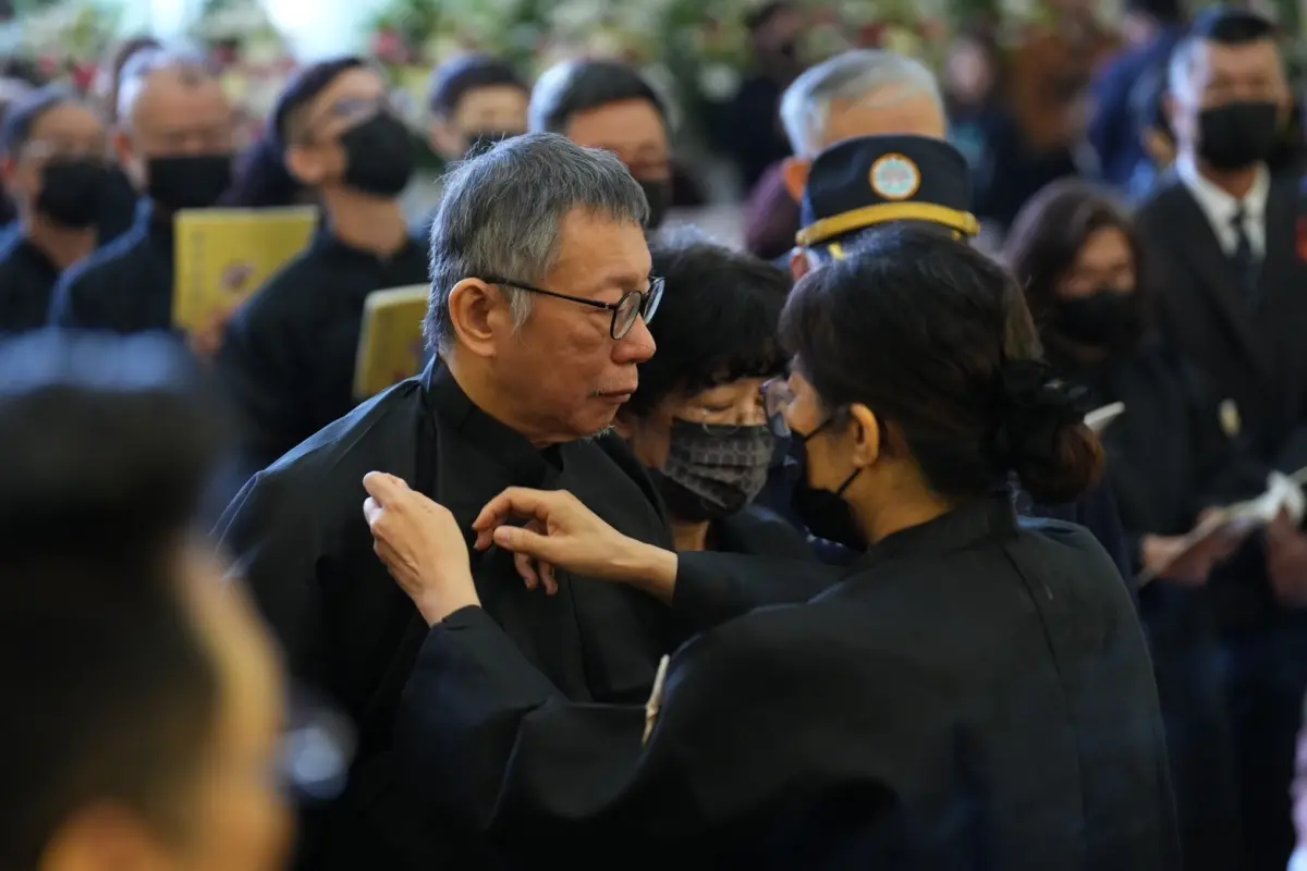 ▲柯文哲出庭控訴檢察官用「不雅片」威脅他，時事評論員吳靜怡認為跟選舉時的「假老二」戰術差不多（圖／民眾黨提供）