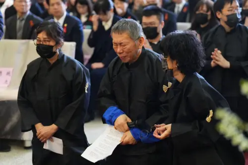▲柯承發告別式現場，柯文哲並未使用戒具。（圖／民眾黨提供）