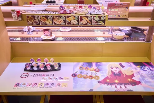 ▲動漫《我推的孩子》B小町成「台灣壽司郎」最新代言人！9款Q版壓克力立牌、14款Q版貼紙、9款Q版吊飾，3月12日起開搶32款周邊，並抽獎透明小包包；3款聯名甜點及6間主題店一覽。（圖／台灣壽司郎提供）