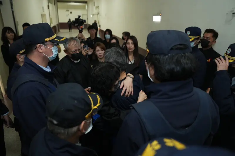 ▲柯文哲離開前，夫人陳佩琪相擁告別。（圖／民眾黨提供）