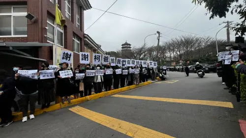 ▲小草們手拿著「謝謝柯爸爸給我們這麼好的柯文哲」布條。（圖／記者李政龍攝，2025.03.10）