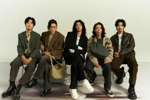 ▲歌迷無緣一睹麋先生〈馬戲團運動CircUs〉精彩　舉牌「賣腎換票」痴麋歌迷　直衝唱片公司跪求加場。（圖／ROBINMAY EVOLUTION提供）