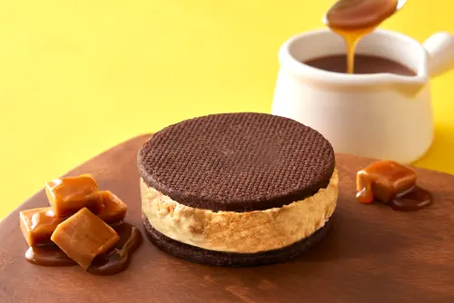 ▲酷聖石焦糖烤布蕾冰淇淋奶油餅乾89元，還原經典法式甜點焦糖烤布蕾風味。（圖／業者提供）