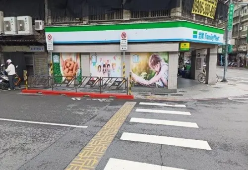 ▲近期台北市街頭越來越能看見實體護欄設置，圖中地點在延平北路4段。（圖／台北市交通局）