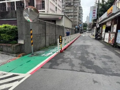 ▲實體護欄的設計，除了能更加保障行人走在路旁的安全之外，也能大幅減少行人隨意從路中央穿梭。（圖／台北市交通局）