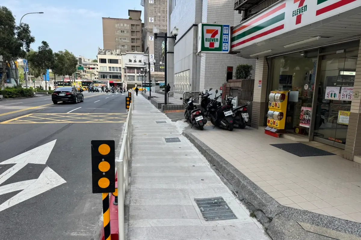 ▲近期台北市街頭越來越能看見實體護欄設置，照片中地點地點為小巨蛋旁北寧路。（圖／台北市交通局）