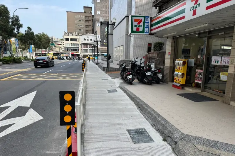 ▲近期台北市街頭越來越能看見實體護欄設置，照片中地點地點為小巨蛋旁北寧路。（圖／台北市交通局）