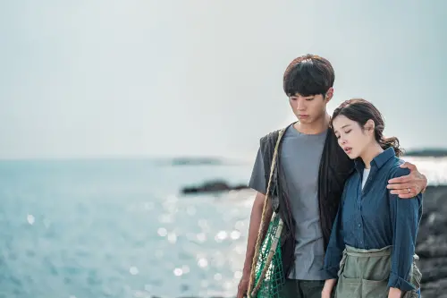 ▲▼《苦盡柑來遇見你》夏季4部曲劇照,IU、朴寶劍為了女兒變堅強。(圖/Netflix) ▲▼《苦盡柑來遇見你》夏季4部曲劇照,IU、朴寶劍為了女兒變堅強。(圖/Netflix)