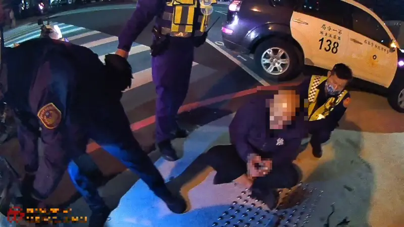 ▲台中一名毒品通緝犯邱男，假意配合警方盤查，卻想衝撞員警，最後不慎自摔當場遭逮捕。（圖／台中市政府警察局提供）