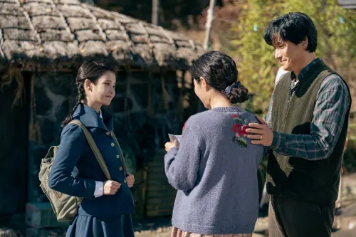 ▲▼《苦盡柑來遇見你》夏季4部曲劇照,IU、朴寶劍為了女兒變堅強。(圖/Netflix) ▲▼《苦盡柑來遇見你》夏季4部曲劇照,IU、朴寶劍為了女兒變堅強。(圖/Netflix)